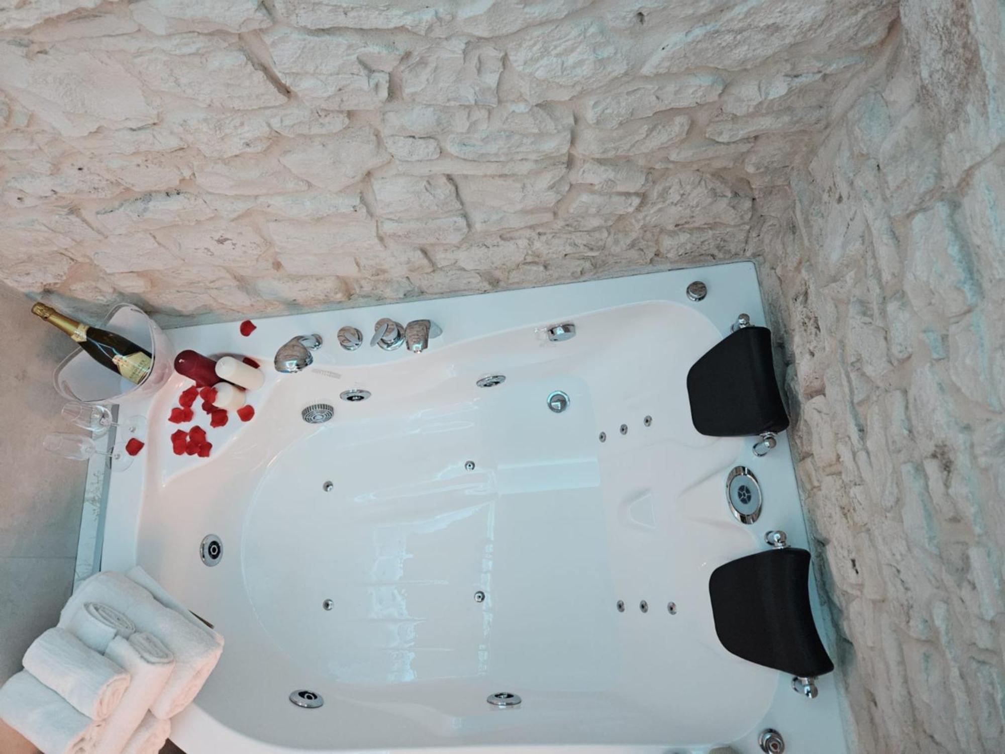 Luxuite Spa Con Piscina E Jacuzzi อัลเบโรเบลโล ภายนอก รูปภาพ