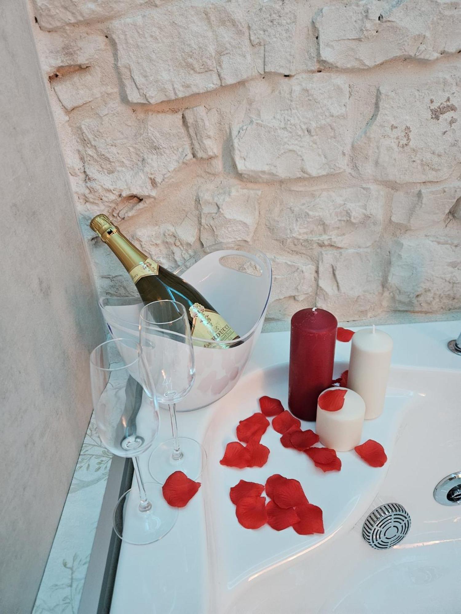 Luxuite Spa Con Piscina E Jacuzzi อัลเบโรเบลโล ภายนอก รูปภาพ
